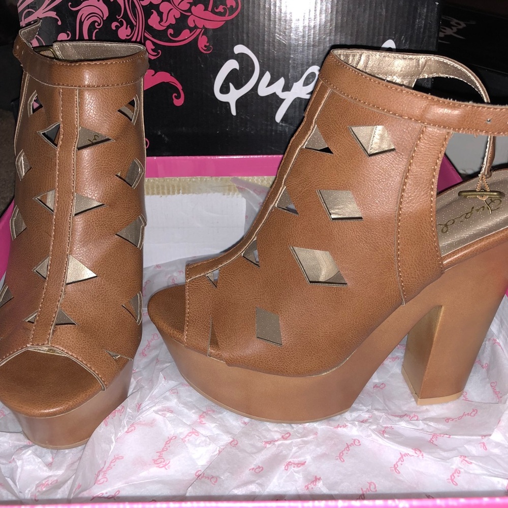 Light brown chunky peep toe heels.
